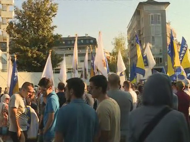 Бошњаци на протесту испред ОХР - Фото: РТРС