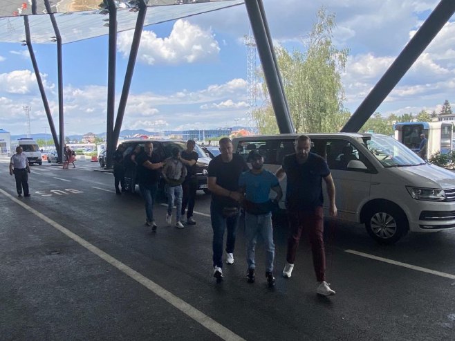 Илегални мигранти присилно удаљени у Пакистан (Фото: Уступљена фотографија) Илегални мигранти присилно удаљени у Пакистан (Фото: Уступљена фотографија) -