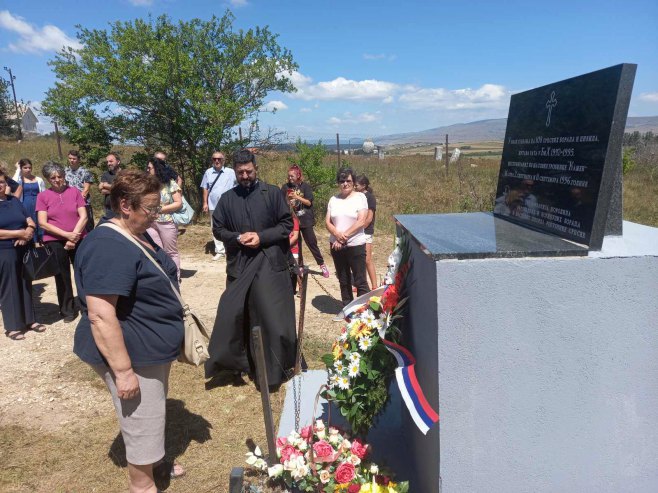Полагање цвијећа код спомен-плоче, Гламоч Полагање цвијећа код спомен-плоче, Гламоч - Фото: СРНА