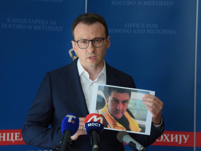 Припадници Росу отели Србина и санитетско возило (Фото: TANJUG/ MILOS MILIVOJEVIC) Припадници Росу отели Србина и санитетско возило (Фото: TANJUG/ MILOS MILIVOJEVIC) -