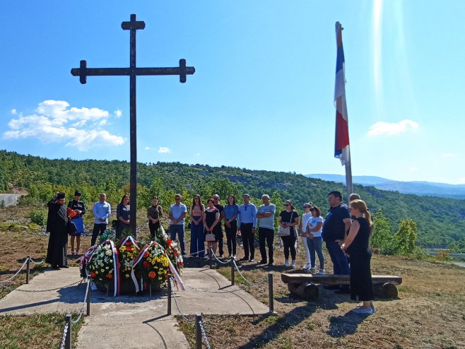 Дрвар: Гувно парастос - спомен обиљежје (архивска фотографија) Дрвар: Гувно парастос - спомен обиљежје (архивска фотографија) - Фото: СРНА