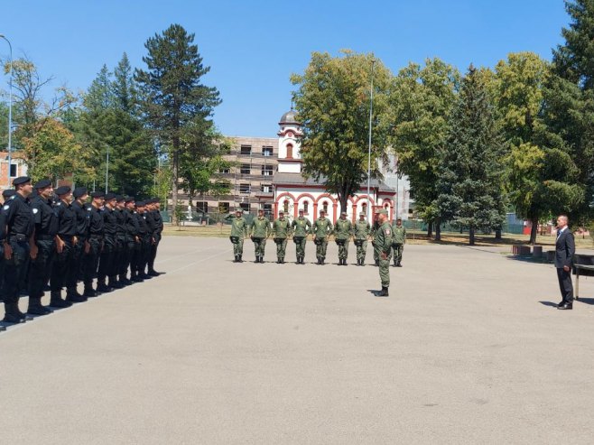 Уручена уверења полазницима обуке за полицијске службенике Жандармерије - Фото: РТРС