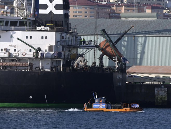Украјински брод са кукурузом (Фото: EPA-EFE/MONCHO FUENTES, илустрација) - 