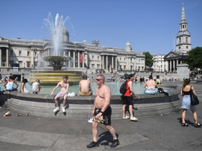 Врућине у Лондону (Фото:  EPA-EFE/NEIL HALL) - 