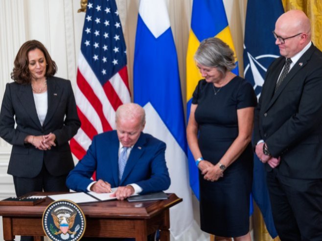 Бајден потписао документа о уласку Шведске и Финске у НАТО (Фото: EPA-EFE/JIM LO SCALZO) - 