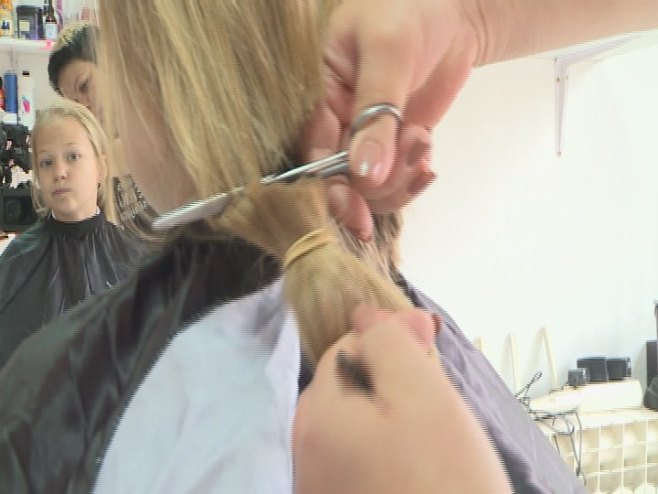 Лена Ковачевић донирала косу за осмијех својих вршњака (ВИДЕО)