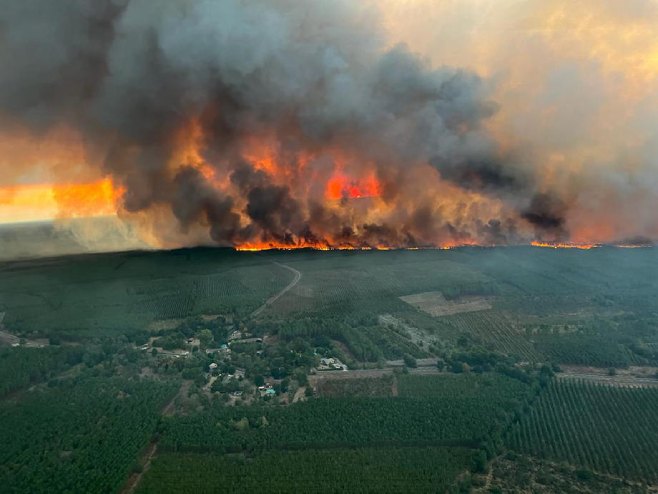 Пожар у Француској (Фото: EPA-EFE/HANDOUT/SDIS) - 