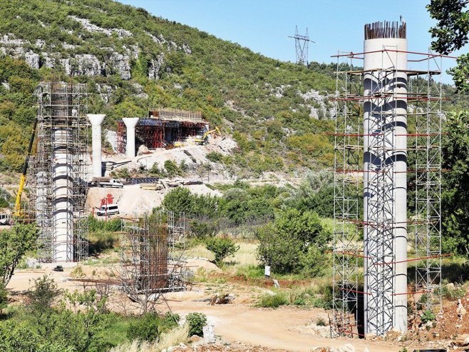 Gradnja mosta preko rijeke Trebišnjice - Foto: SRNA Gradnja mosta preko rijeke Trebišnjice - Foto: SRNA
