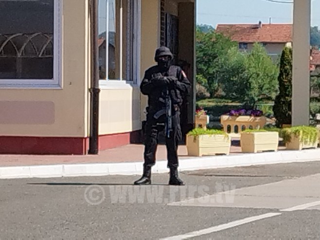 Полиција у мотелу "Језеро" у Трну Полиција у мотелу "Језеро" у Трну - Фото: РТРС