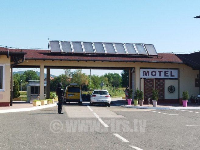 Полиција у мотелу "Језеро" у Трну Полиција у мотелу "Језеро" у Трну - Фото: РТРС