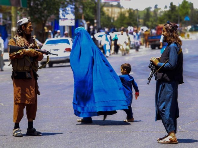 У Авганистану жене затражиле своја права; Талибани их пуцњима у ваздух растрјерали (ФОТО/ВИДЕО)