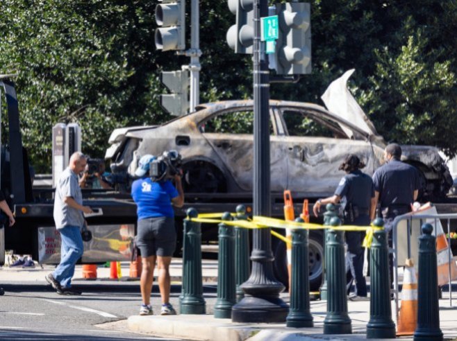 Мушкарац запалио аутомобил и извршио самоубиство пред Капитолом