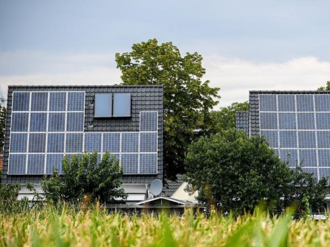 Solarni paneli (Foto: EPA/SASCHA STEINBACH/ilustracija) - 