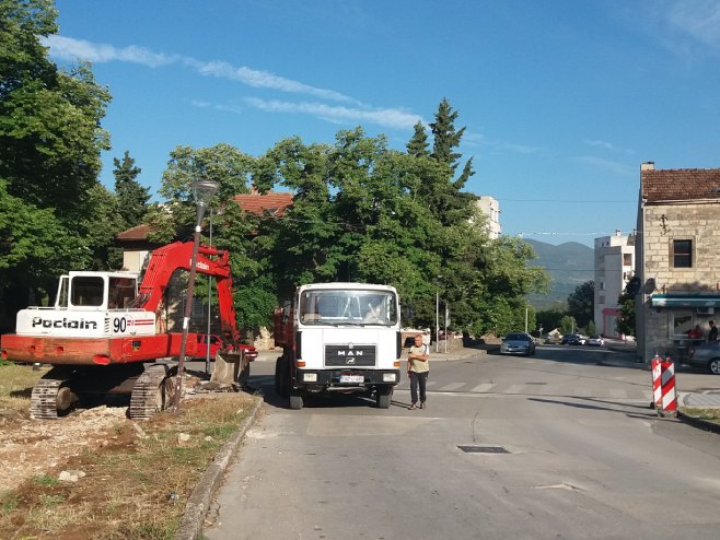 У Билећи су у току радови на реконструкцији тротоара У Билећи су у току радови на реконструкцији тротоара - Фото: СРНА