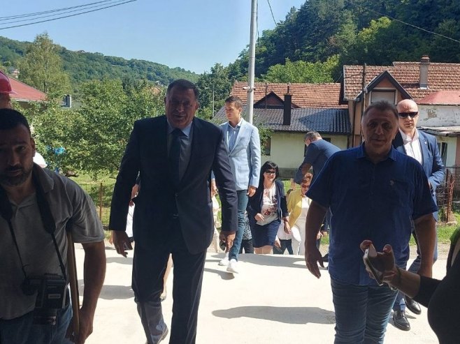 Dodik u obilasku objekta u izgradnji Zavoda u Srpskim Toplicama (Foto: RTRS)