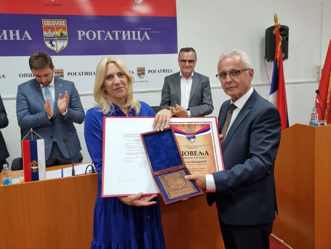 Жељка Цвијановић добила повељу општине Рогатица Жељка Цвијановић добила повељу општине Рогатица - Фото: РТРС