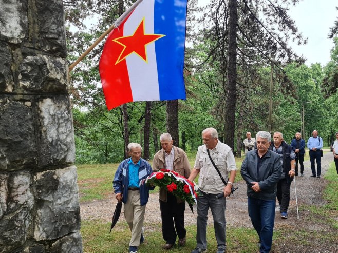 Добој - положени вијенци код спомен-обиљежја - Фото: СРНА