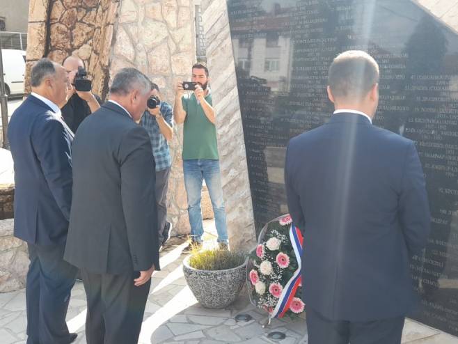 Kalinovik - polaganje vijenaca (Foto: RTRS)