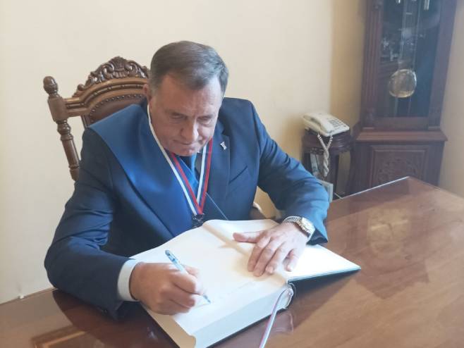 Dodik se upisao u knjigu utisaka Eparhije temišvarske (Foto: RTRS)