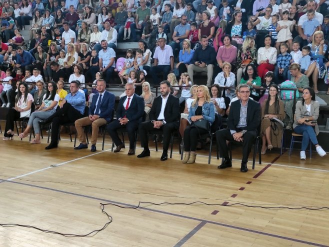 Министар Ћорић у Основној школи "Кнез Иво од Семберије" Министар Ћорић у Основној школи "Кнез Иво од Семберије" - Фото: СРНА