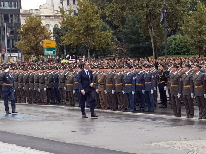 Вучић са кадетима - Фото: РТРС