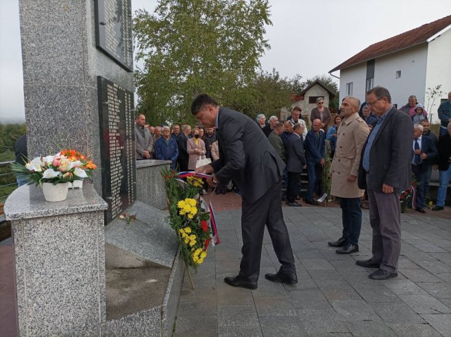 Мирослав Дрљача положио вијенац код спомен-обиљежја погинулим борцима ВРС Мирослав Дрљача положио вијенац код спомен-обиљежја погинулим борцима ВРС - Фото: СРНА