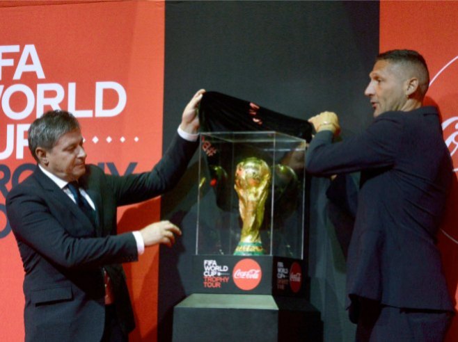 Стојковић и Матераци представили ФИФА трофеј у Београду (Фото: Танјуг/ Раде Прелић) - 