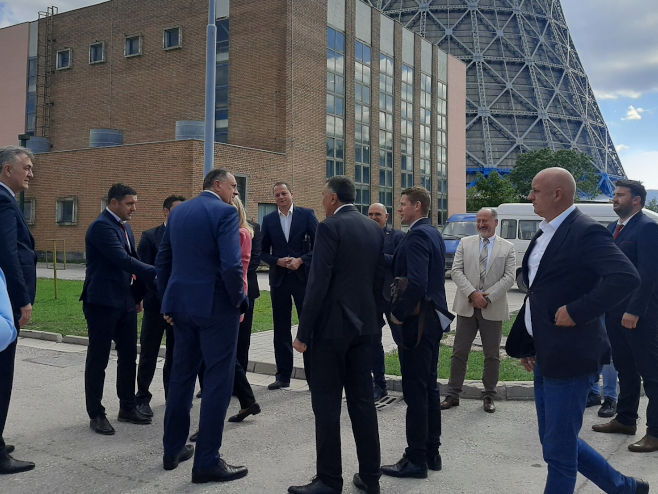 Cvijanović i Dodik sa rukovodstvom RiTE Gacko (Foto: RTRS)