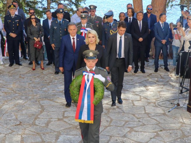 На острву Видо одата почаст српским војницима из Првог свјетског рата (Фото: Танјуг/ Дејан Урошевић) - 