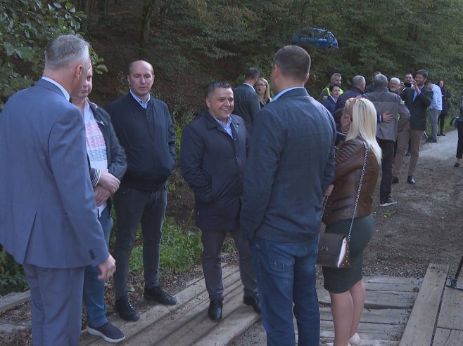 Почетак радова на модернизацији дијела локалног пута Штрбе – Гозна – Слатина Почетак радова на модернизацији дијела локалног пута Штрбе – Гозна – Слатина - Фото: РТРС