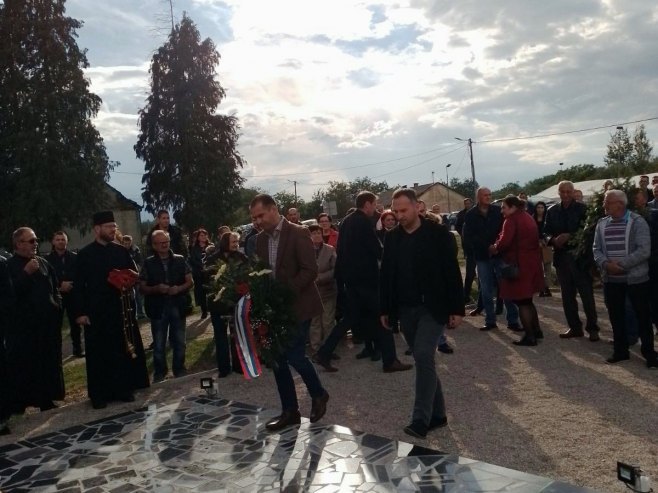 Освештан новосаграђени споменик за погинуле борце, Обудовац Освештан новосаграђени споменик за погинуле борце, Обудовац - Фото: СРНА