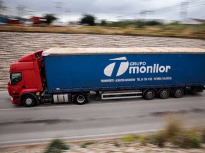 Камион (Фото илустрација: EPA-EFE/BIEL ALINO) - 