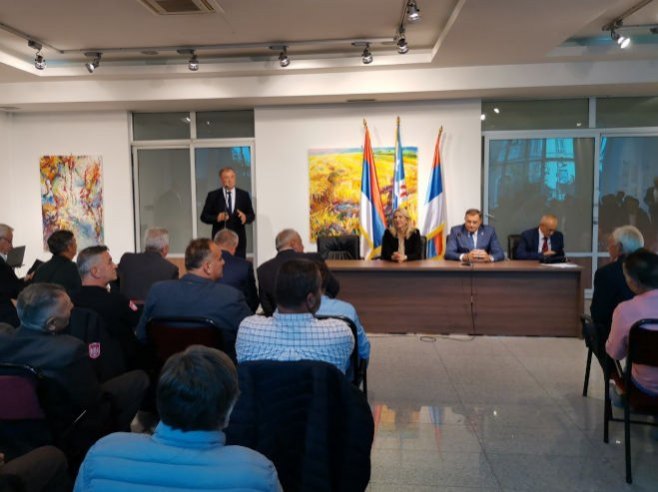 Цвијановић и Додик са најистакнутијим ратним командантим Цвијановић и Додик са најистакнутијим ратним командантим - Фото: РТРС