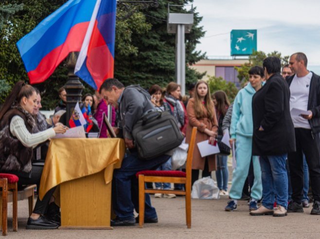 Референдум у Луганску (Фото: EPA-EFE/STRINGER) Референдум у Луганску (Фото: EPA-EFE/STRINGER) -