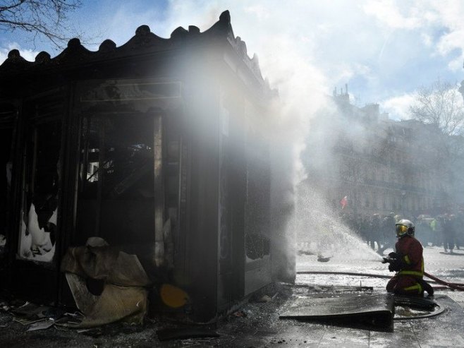 Ватрогасци, Француска (Фото: EPA-EFE/JULIEN DE ROSA) - Фото: илустрација