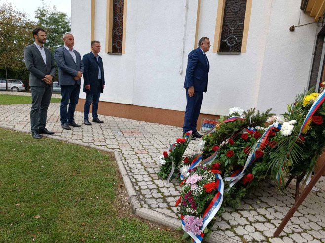 Приједор - Милорад Додик одао почаст борцима погинулим у Одбрамбено-отаџбинском рату - Фото: СРНА