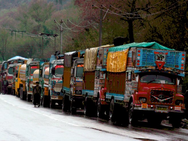 Камиони у Индији (Фото илустрација: EPA/JAIPAL SINGH) - 