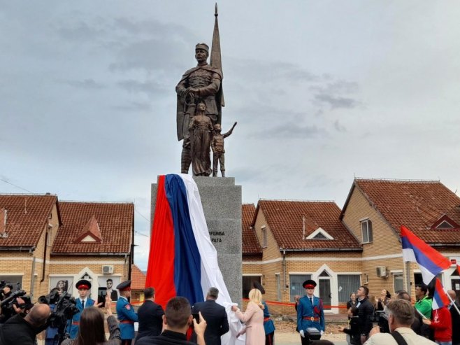 Откривен споменик палим српским борцима I, II и Отаџбинског рата Откривен споменик палим српским борцима I, II и Отаџбинског рата - Фото: РТРС