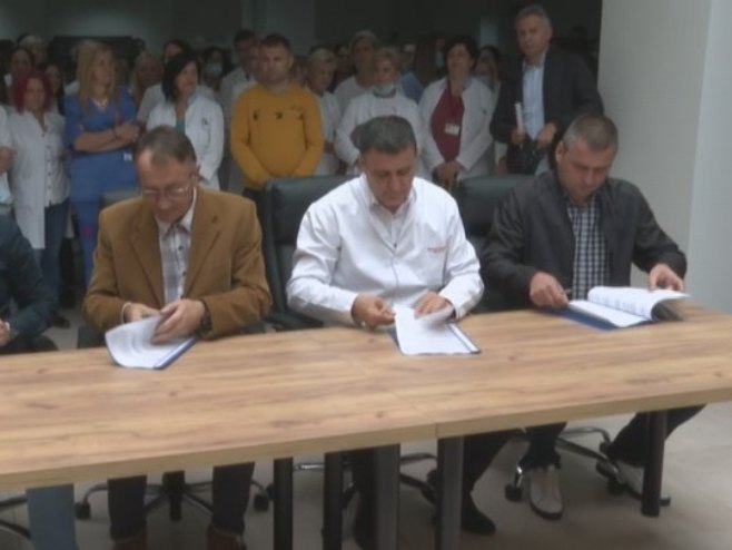 Потписивање колективног уговора Потписивање колективног уговора - Фото: РТРС