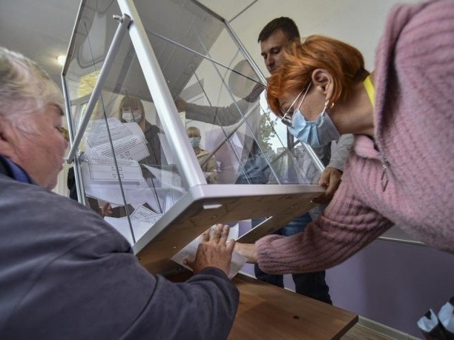 Гласање за придруживање Русији (Фото: EPA-EFE/STRINGER) - 