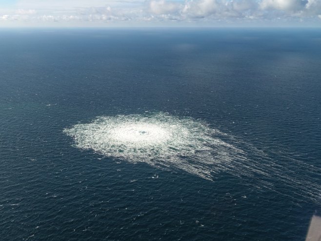 Цурење гаса у Балтичком мору (Фото: EPA-EFE/Danish Defence Command) - 