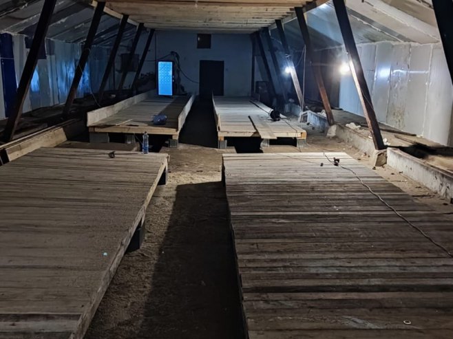 Импровизована лабораторија за узгој конопље (Фото: ПУ И.Сарајево) Импровизована лабораторија за узгој конопље (Фото: ПУ И.Сарајево) -