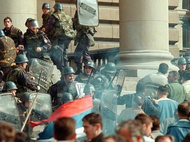 Навршава се 22 године од петооктобарских промјена (Фото: EPAPHOTO/SASA STANKOVIC/SS) Навршава се 22 године од петооктобарских промјена (Фото: EPAPHOTO/SASA STANKOVIC/SS) -