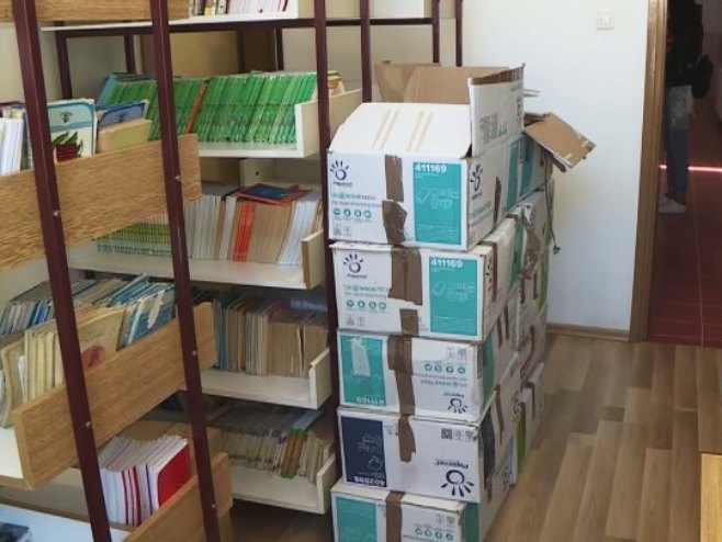 Гатачким школама уручено 1.500 књига (ВИДЕО)
