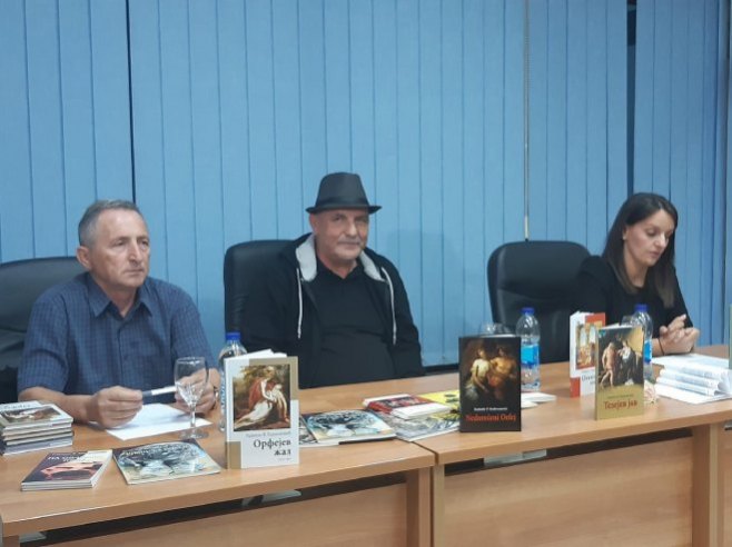 Мркоњић Град - Промовисано шест збирки пјесама аутора Радмила В. Радовановића Мркоњић Град - Промовисано шест збирки пјесама аутора Радмила В. Радовановића - Фото: СРНА