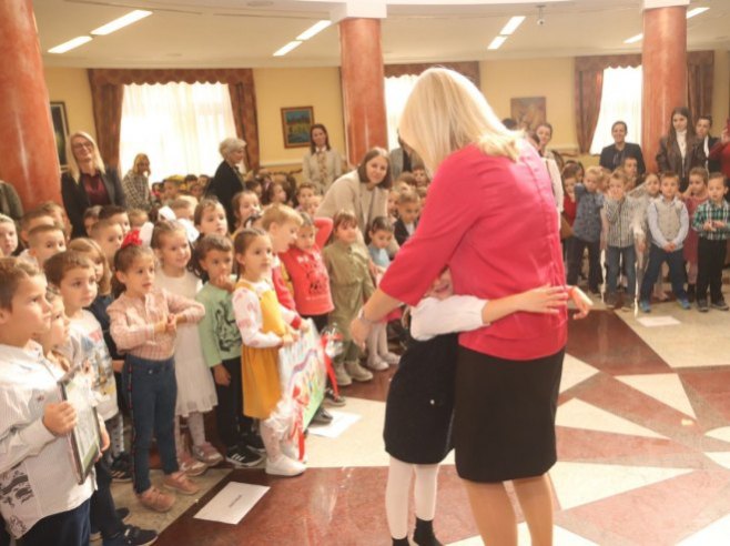 Predsjednica sa djecom (Foto: RTRS)