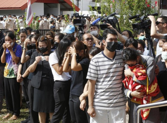 Ожалошћени масакра на Тајланду (Фото: EPA-EFE/NARONG SANGNAK) - 