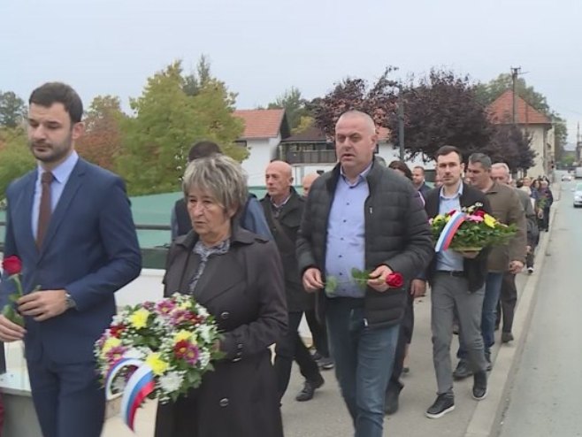 У Приједору у ријеку Сану симболично спуштени вијенци и цвијеће У Приједору у ријеку Сану симболично спуштени вијенци и цвијеће - Фото: РТРС