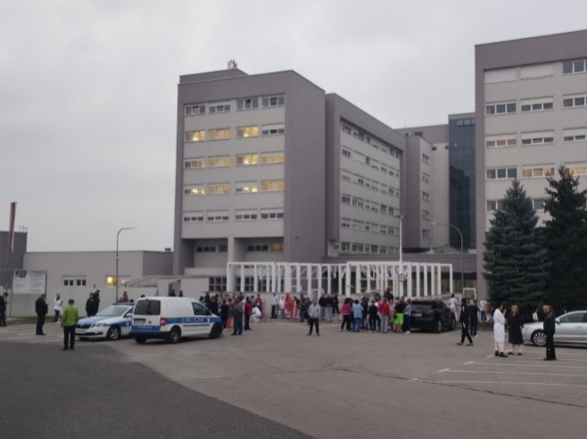 УКЦ - евакуација УКЦ - евакуација - Фото: РТРС