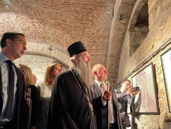 Патријарх отворио изложбу о жртвама Новосадске рације (Фото: instagram/porfirije_patrijarh) Патријарх отворио изложбу о жртвама Новосадске рације (Фото: instagram/porfirije_patrijarh) -